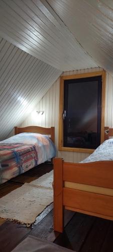 um quarto com 2 camas e uma televisão de ecrã plano em Ribarev san em Ovcar Banja