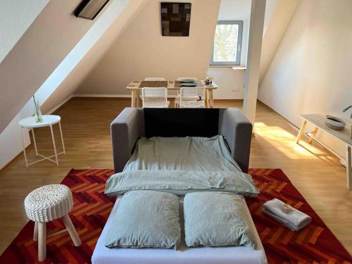 Bett mit Kissen auf einem Teppich in einem Zimmer in der Unterkunft Boho Apartment in der Stadtmitte in Lahr