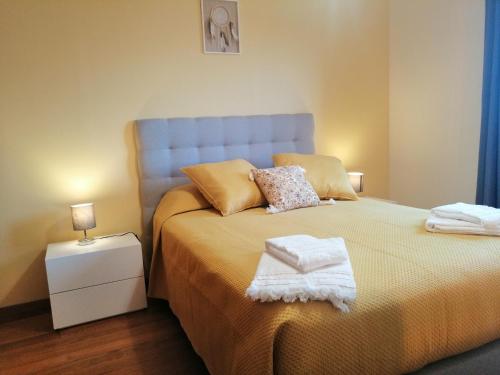 聖克魯斯的住宿－Duplex da Fontinha，一间卧室配有一张床,上面有两条毛巾