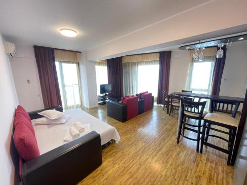 - un salon avec un lit et une salle à manger dans l'établissement TANIA Lake Apartments, à Mamaia