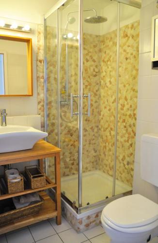 a bathroom with a shower and a toilet and a sink at Ort Lemkenhafen Ostseeperle in Fehmarn