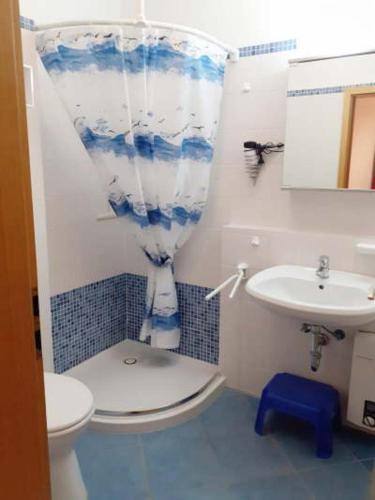 a bathroom with a toilet and a sink at Ort Lemkenhafen Stüven 20 in Fehmarn