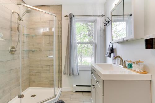 La salle de bains blanche est pourvue d'une douche et d'un lavabo. dans l'établissement Waterfront Wallkill Duplex Home with Fire Pits!, à Wallkill