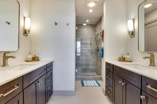ein Bad mit 2 Waschbecken und einer Dusche in der Unterkunft Luxe Silverthorne Home with Rooftop View and Hot Tub! in Silverthorne