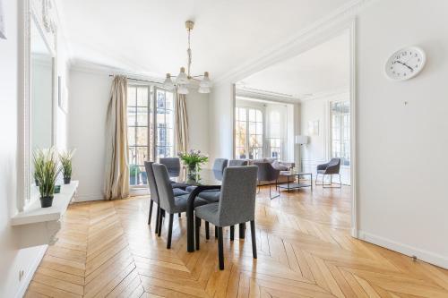une salle à manger et un salon avec une table et des chaises dans l'établissement Luxury Living in Passy, à Paris