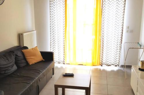 un salon avec un canapé et une table basse dans l'établissement La Garde appartement deux pièces, à La Garde