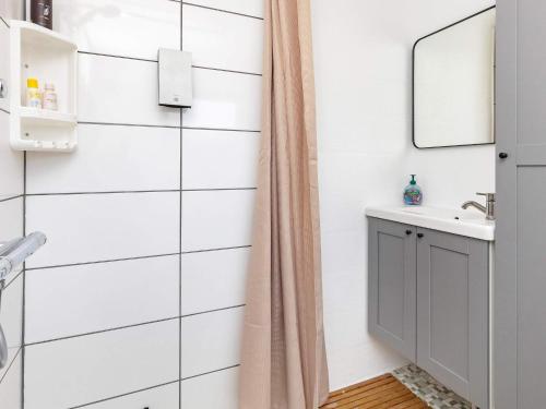 ein Bad mit einem Waschbecken und einem Spiegel in der Unterkunft Holiday home Skals VI in Skals