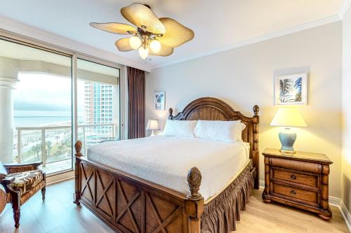 ein Schlafzimmer mit einem Bett und einem großen Fenster in der Unterkunft Portofino Island Resort & Spa 1-902 in Pensacola Beach