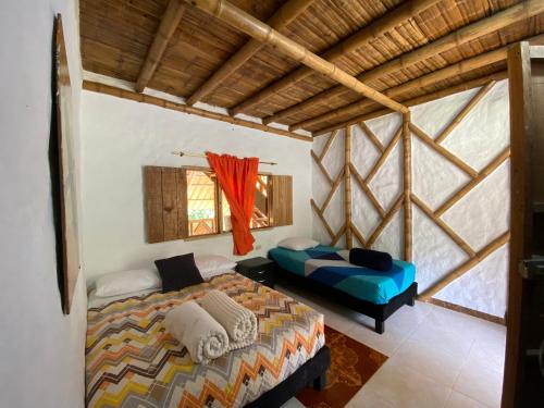 - une chambre avec un lit et une fenêtre dans l'établissement La Greca - Casa de Paz, à San Agustín