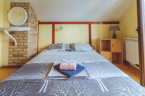 Un dormitorio con una cama y una bandeja. en Kuca na Savi, en Belgrado