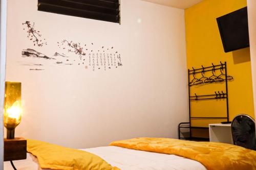 ラパスにあるLobo Hostel La Pazのベッドルーム1室(ベッド1台付)、壁に鳥が飾られています。