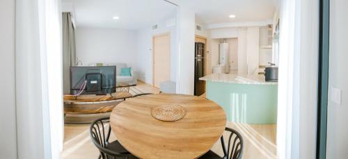 a table and chairs in a room with a kitchen at Apartamentos Villa Zoila Nigrán in Nigrán