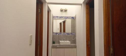 uma casa de banho com um lavatório e um espelho em El cielo en Purmamarca em Purmamarca