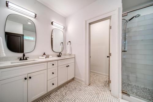 亚特兰大East Point Luxury的一间带水槽、镜子和淋浴的浴室