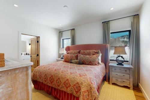 Schlafzimmer mit einem Bett, einer Kommode und Fenstern in der Unterkunft Chocolate Cabin in Sun Valley