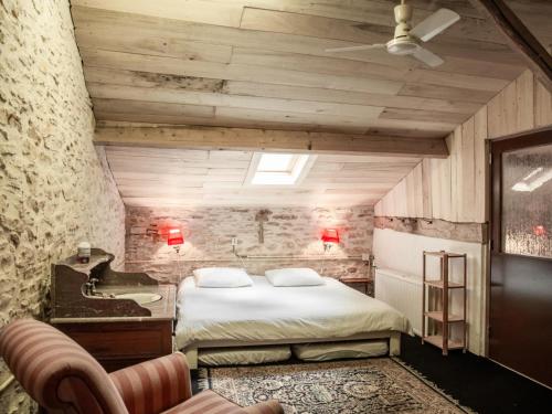 een slaapkamer met een bed en een wastafel in een kamer bij Loupiac 8pers in Puy-lʼÉvêque