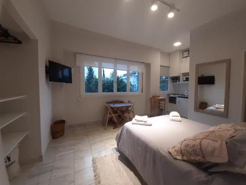 Apartamento centrico في بوينس آيرس: غرفة نوم بسرير كبير ومطبخ