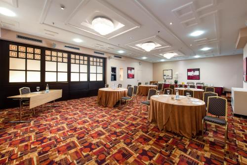 Zona business o sala conferenze di Crowne Plaza Athens City Centre by IHG