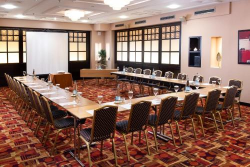 Zona business o sala conferenze di Crowne Plaza Athens City Centre by IHG