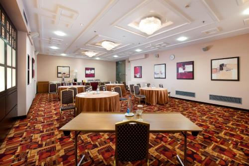 Zona business o sala conferenze di Crowne Plaza Athens City Centre by IHG