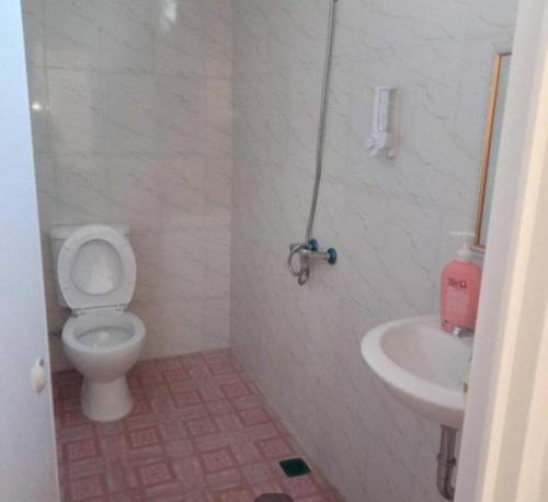 PONDOK CHILLY في تْشيريبون: حمام مع مرحاض ومغسلة