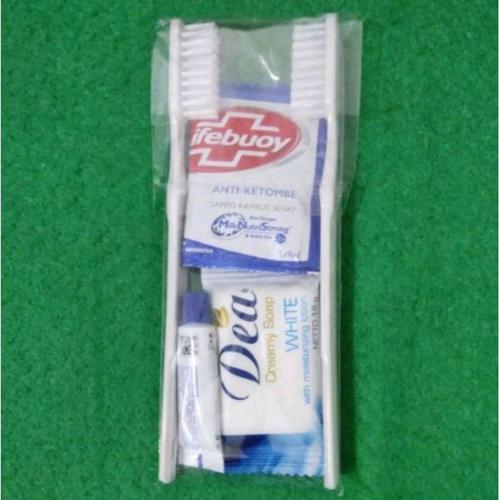 een pakje tandenborstels en tandpasta in een plastic verpakking bij PONDOK CHILLY in Cirebon