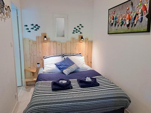 Ένα ή περισσότερα κρεβάτια σε δωμάτιο στο Pretty apartment with a terrace near a sandy beach