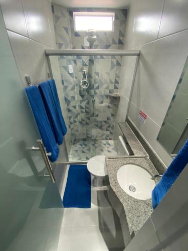 Suíte com banheiro privativo em Pousada recém construída,a 500mts do pátio do forró في كاروارو: حمام مع مرحاض ومغسلة