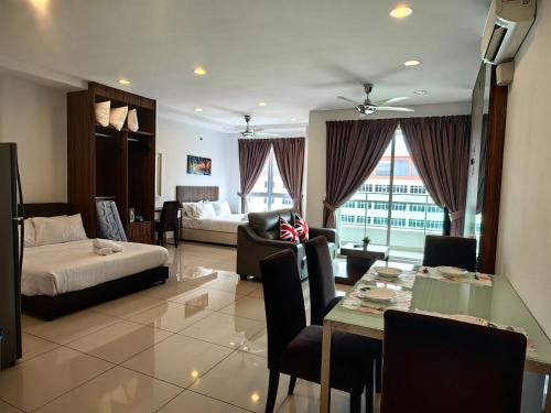ジョージタウンにあるLS Mansion Oneのベッドとダイニングルームのあるリビングルーム