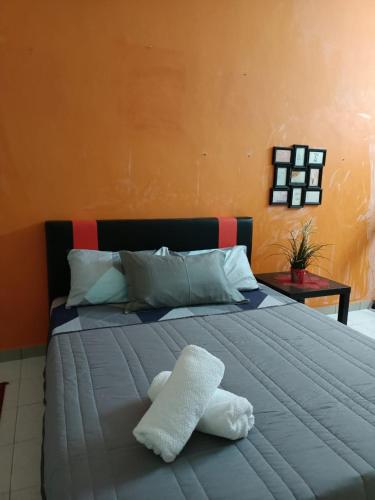 מיטה או מיטות בחדר ב-Nazone Homestay @ Kajang Perdana