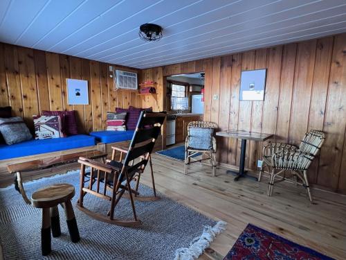 ein Wohnzimmer mit einem Sofa, Stühlen und einem Tisch in der Unterkunft Kona Kona Resort & Cabins in Laporte