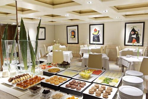 a dining room with a table filled with food at Hotel Derby in Barcelona