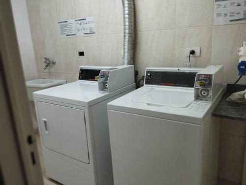 y baño con lavadora, lavadora y secadora. en Departamento Braja en Buenos Aires