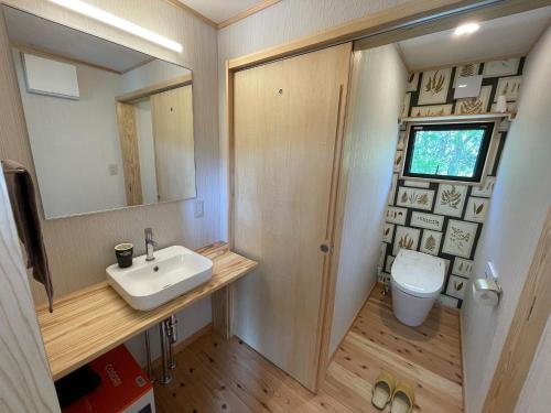ein Bad mit einem Waschbecken und einem WC in der Unterkunft Villa Aone - Vacation STAY 82324v in Kawasaki