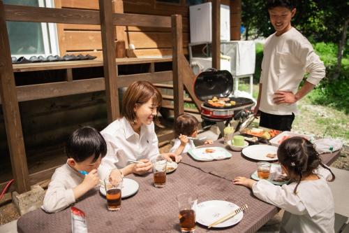 a group of children sitting at a table eating food at Log House Kizuki - Vacation STAY 62486v in Tsuru 
