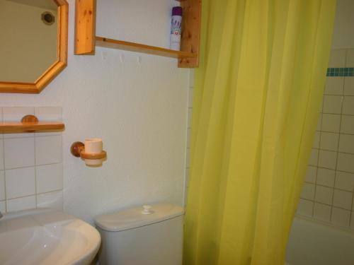 une salle de bain avec toilettes, lavabo et douche dans l'établissement Maison proche plage avec jardin et parking à La Tranche sur Mer - FR-1-22-164, à La Tranche-sur-Mer