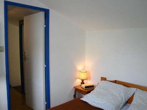 une chambre avec un lit et une lampe sur une table dans l'établissement Maison proche plage avec jardin et parking à La Tranche sur Mer - FR-1-22-164, à La Tranche-sur-Mer