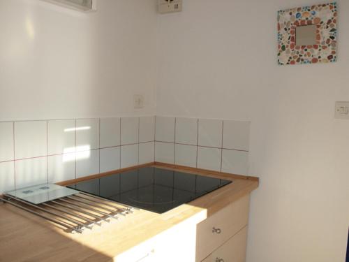 une cuisine avec un comptoir en verre dans l'établissement Maison de vacances à La Terrière, 300m de la plage, proche forêt, 4 pers, parking, animal accepté - FR-1-22-187, à La Tranche-sur-Mer