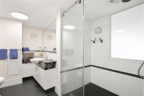 Ένα μπάνιο στο Unit 65 Grand Pacific Resort Bulcock St Caloundra