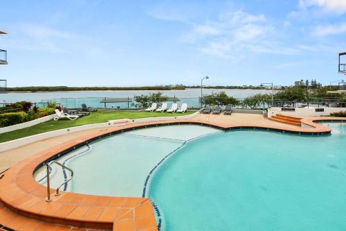Πισίνα στο ή κοντά στο Unit 65 Grand Pacific Resort Bulcock St Caloundra