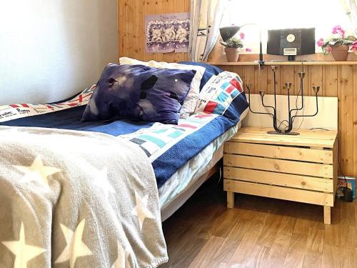 um quarto com uma cama e uma mesa de cabeceira com uma cama sidx sidx em Holiday home GUSUM II em Gusum