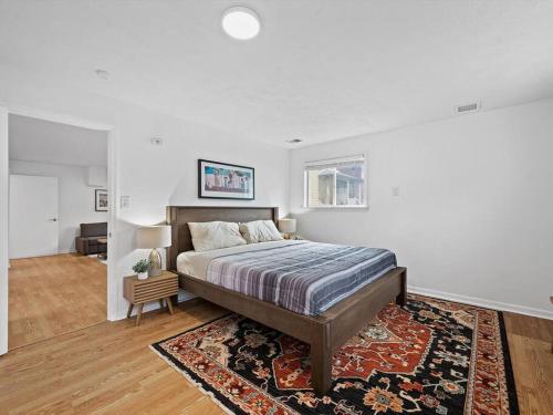 um quarto com uma cama grande e um tapete em Bright, Quiet and Modern 1Bdr Apartment in Millvale, Lawrenceville em Pittsburgh