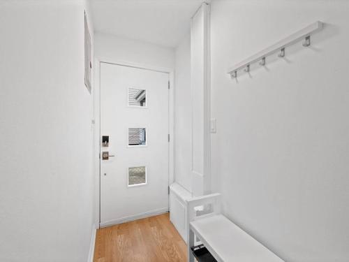 um quarto branco com um espelho e uma parede branca em Bright, Quiet and Modern 1Bdr Apartment in Millvale, Lawrenceville em Pittsburgh