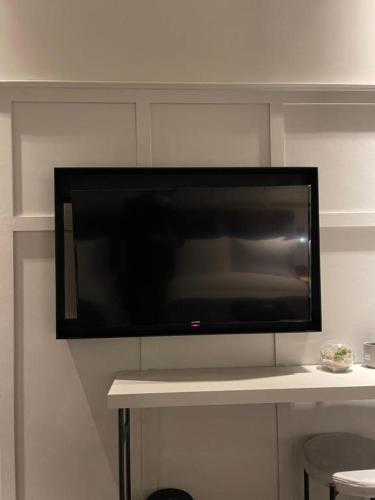 a flat screen tv hanging on a wall at Junibino Hotel Hongdae in Seoul