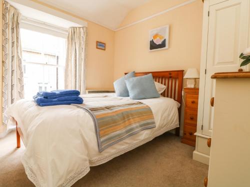a bedroom with a bed and a window at Calac Cottage in Mousehole