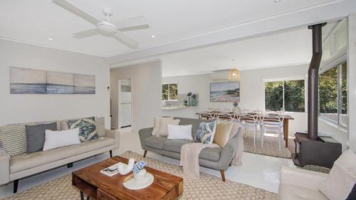 Casa Bianca - Pearl Beach في بيرل بيتش: غرفة معيشة مع أريكة وطاولة