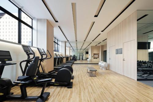 een fitnessruimte met een rij loopbanden en crosstrainers bij Courtyard by Marriott Nagoya in Nagoya