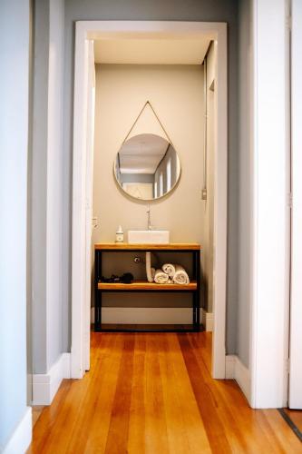 a bathroom with a sink and a mirror at Prédio Histórico na Rio Branco in Caxias do Sul
