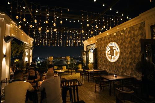 pessoas sentadas em mesas em um restaurante com luzes em SureStay Hotel by Best Western Vientiane em Vientiane