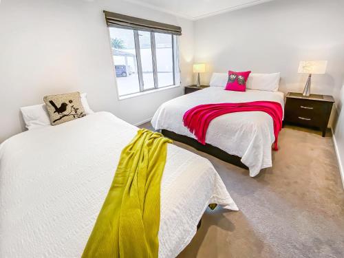 Voodi või voodid majutusasutuse Picton Waterfront Apartments toas